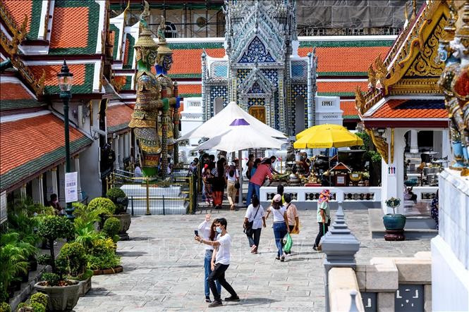 Tourists visit the Grand Palace in Bangkok, Thailand (Photo: AFP/VNA)