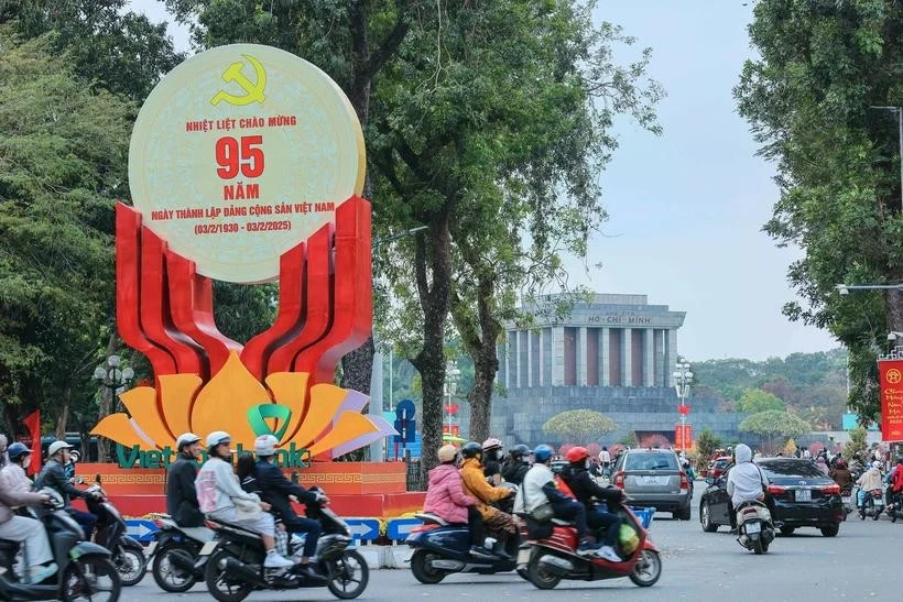 A large emblem celebrating the 95th anniversary of the Communist Party of Vietnam on Dien Bien Phu street, Hanoi. (Photo: VNA) 