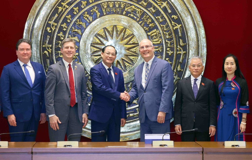 Vice Chairman of the National Assembly Tran Quang Phuong shakes hands with US Congressman John Moolenaar of Michigan at the meeting in Hanoi on May 28. (Photo: VNA)