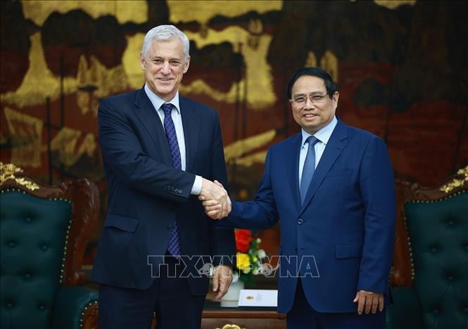 Prime Minister Pham Minh Chinh (R) and Bill Winters, Chief Executive of Standard Chartered in Hanoi on April 2 (Photo: VNA)