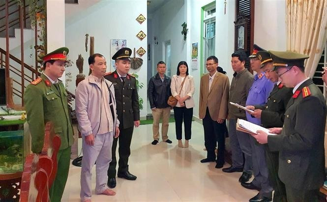 The central city of Hue’s police security investigation agency announces the prosecution, detention, and arrest warrant for Nguyen Xuan Binh. (Photo: VNA)
