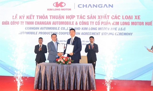 Kim Long Motor Hue JSC and Changan Automobile Group sign a cooperation agreement on building a factory. (Photo: VNA)