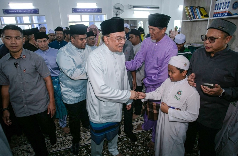 Prime Minister Datuk Seri Anwar Ibrahim greets congregants during Friday prayers at Masjid Ar-Rashid in Taman Koperasi Perpaduan, Tambun. (Photo: Bernama) 