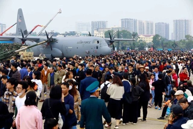 From December 21 early morning, the exhibition area is crowded with people coming to visit, learn and experience. (Photo: VNA)