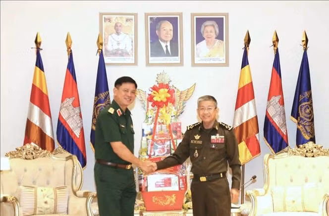 Lieutenant General Nguyen Truong Thang (left), Commander of Military Region 7, extends Choul Chnam Thmey greetings to Cambodia’s Ministry of National Defence. (Photo: VNA)