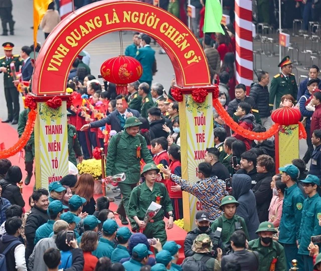 Young people embark on their national service duties on February 13 in Hanoi. (Photo: VNA) 
