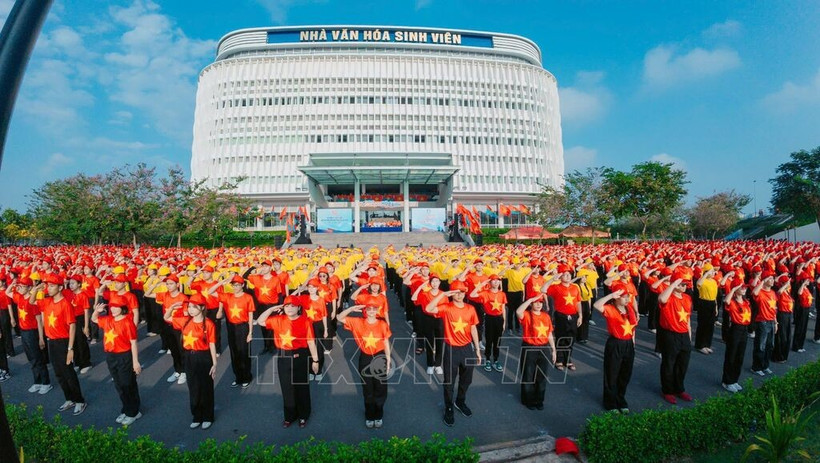 The campaign calls on youth union members, young people, and citizens nationwide to simultaneously change their profile and cover photos on their social media accounts, and post content, images, and videos expressing love for the nation. (Illustrative photo: Ho Chi Minh Communist Youth Union)