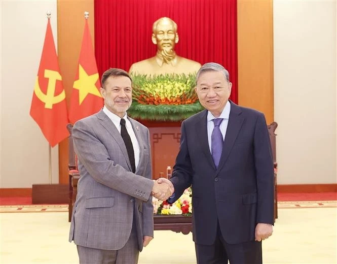 Party General Secretary To Lam (R) and outgoing Australian Ambassador Andrew Goledzinowski at their meeting in Hanoi on December 23. (Photo: VNA)