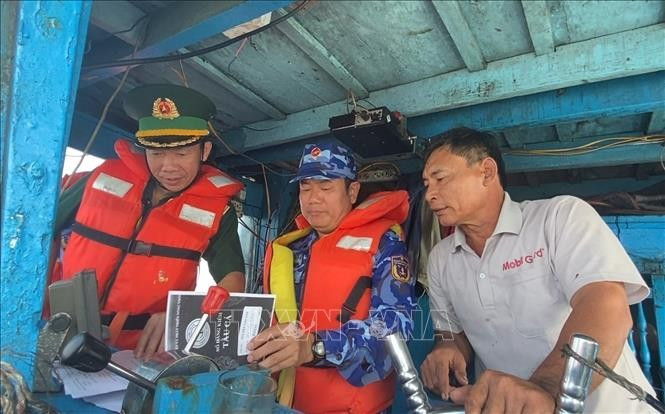 Phu Yen authorities conduct inspection of a fishing vessel. (Photo: VNA)