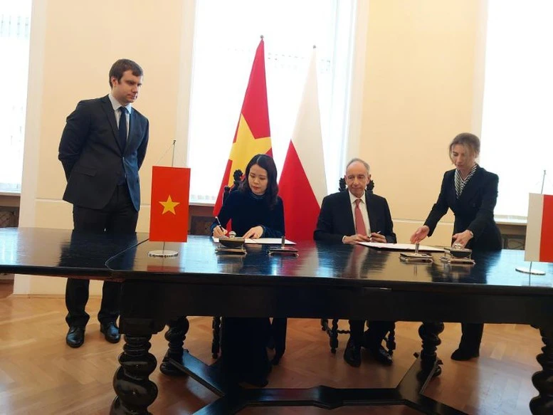 Deputy Minister of Foreign Affairs Nguyen Minh Hang (L) and Secretary of State at the Polish Foreign Affairs Władysław Teofil Bartoszewski sign the memorandum of understanding on strengthening bilateral diplomatic relations. (Photo: baochinhphu.vn)