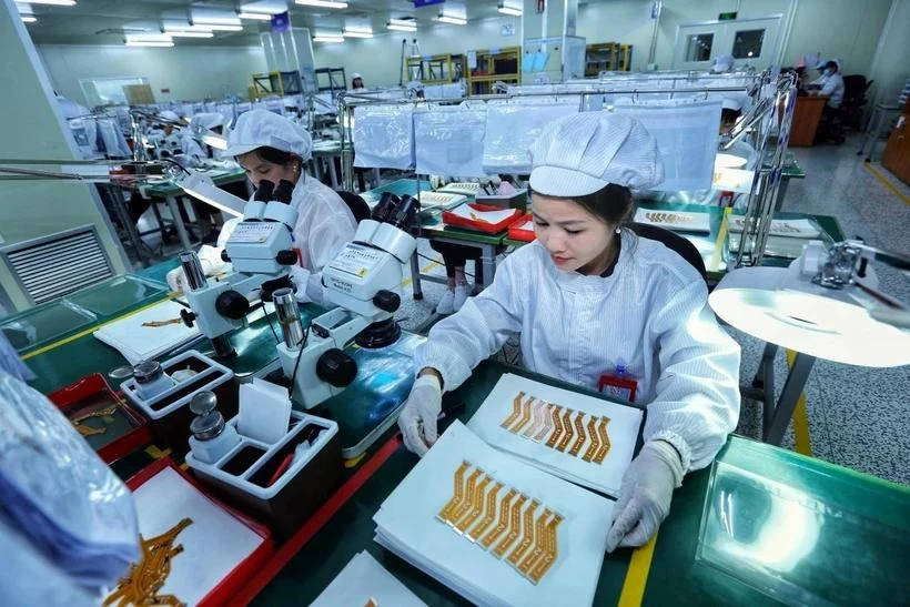 An electronic circuit board inspection line at a Korean enterprise in Yen Phong Industrial Zone, Bac Ninh province. (Photo: VNA) 