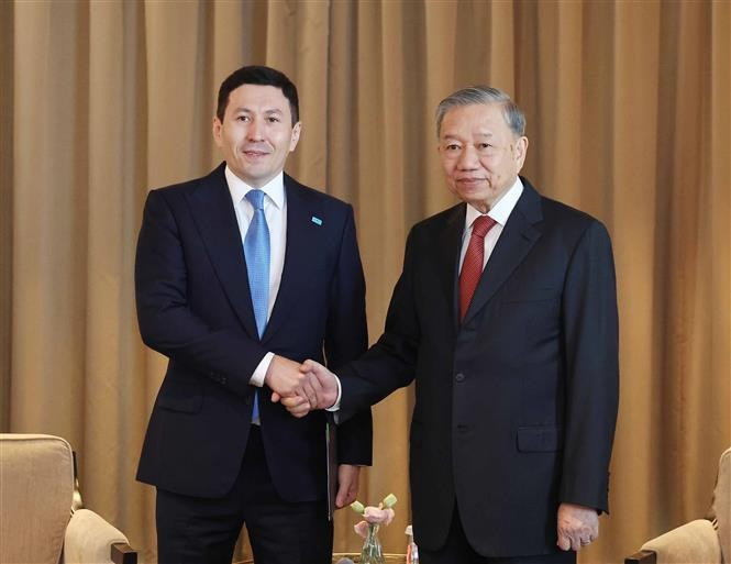 Party General Secretary To Lam (R) and Nurlan Zhakupov, Chairman of the Management Board of Samruk-Kazyna JSC – Kazakhstan’s national investment fund (Photo: VNA)