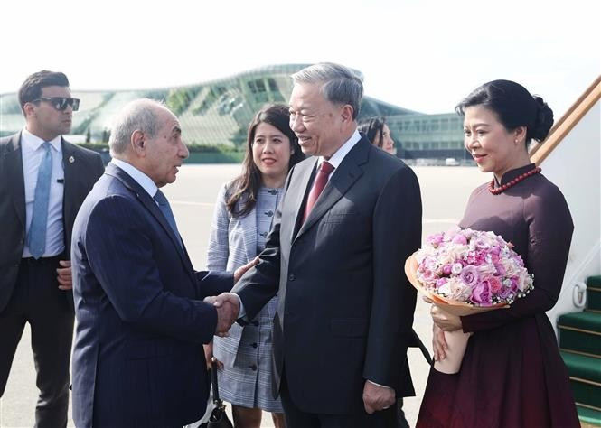 From left: First Deputy Prime Minister of Azerbaijan Yagub Eyyubov (1st) welcomes Party General Secretary To Lam (2nd) and his spouse at Heydar Aliyev International Airport in Baku. (Photo: VNA)