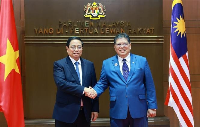 Vietnamese Prime Minister Pham Minh Chinh (L) and Speaker of the House of Representatives of Malaysia Tan Sri Dato’ Johari Bin Abdul in Kuala Lumpur on May 25. (Photo: VNA)