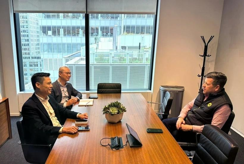 Ambassador Dang Hoang Giang (L), Permanent Representative of Vietnam to the UN, and Vice Chairman of the Nasdaq Bob McCooey (R) at the working session. (Photo: VNA)