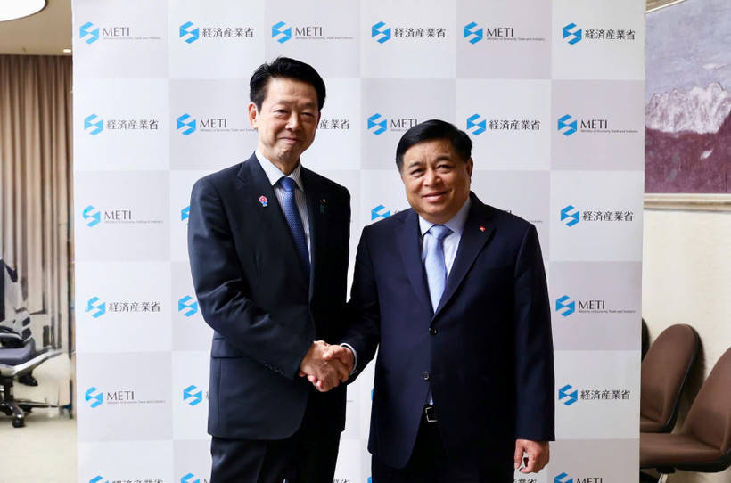 Deputy Prime Minister Nguyen Chi Dung and Japan’s Minister of Economy, Trade and Industry Muto Yoji in Tokyo on May 29 (Photo: VNA) 