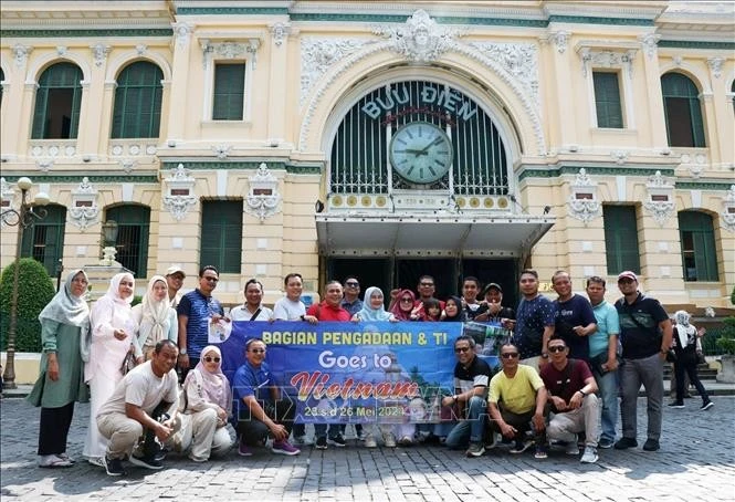 International tourists check-in at the Central Post Office, one of Ho Chi Minh City's most iconic attractions. (Photo: VNA)