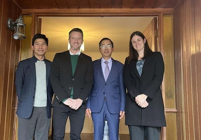 Vietnamese Ambassador to Australia Pham Hung Tam (second from right) and Layton Pike (second from left), a member of the Australia-Vietnam Policy Institute (AVPI)'s advisory board, in a group photo. (Photo: VNA)