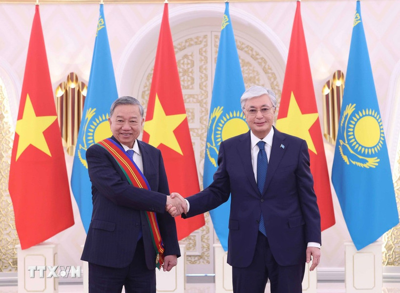 President Kassym-Jomart Tokayev of Kazakhstan (R) hands over the First-Class Order of Dostyk (Friendship) to Vietnamese Party General Secretary To Lam. (Photo: VNA)