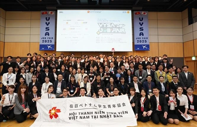 Participating Vietnamese students and representatives of Japanese businesses in a group photo at the Tokyo job fair on April 19. (Photo: VNA)