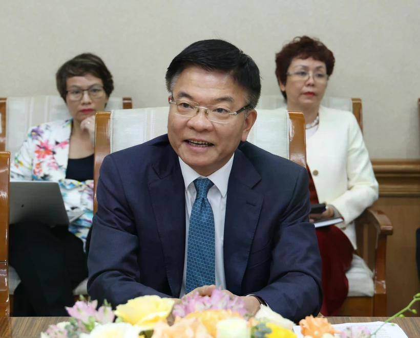 Deputy Prime Minister Le Thanh Long speaks at the meeting. (Photo: baochinhphu.vn)
