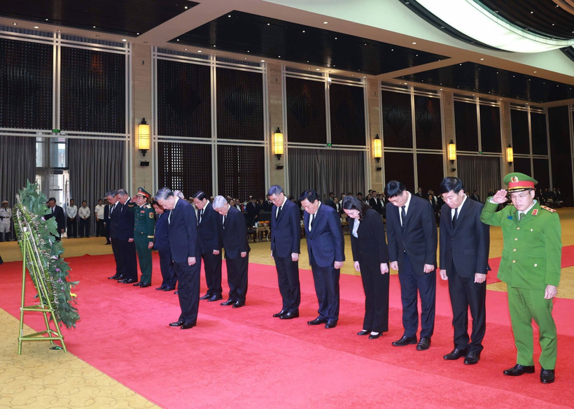 Party General Secretary To Lam leads a high-ranking delegation from the Communist Party and State of Vietnam to attend the funeral of Khamtay Siphandone, former President of the Lao People's Revolutionary Party Central Committee, former State President and former Prime Minister of Laos, on April 3. (Photo: VNA)