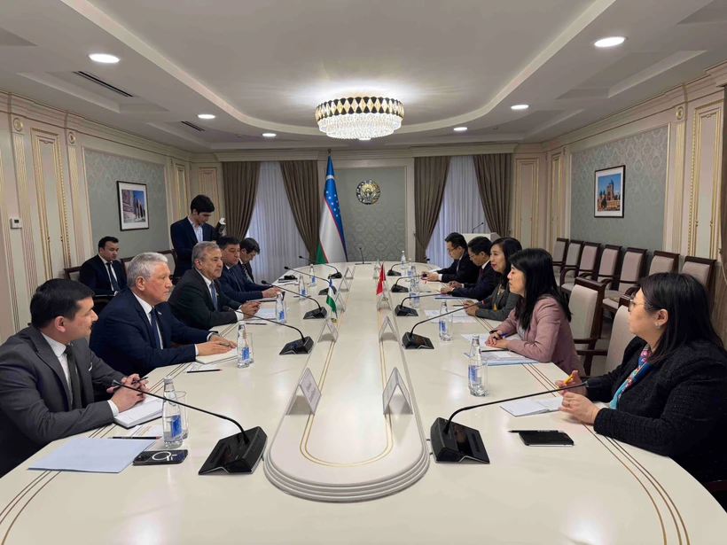 At the meeting between Vietnamese Deputy Minister of Foreign Affairs Le Thi Thu Hang and First Deputy Chairman of the Uzbek Senate S. Safoev. (Photo: Vietnam Ministry of Foreign Affairs)