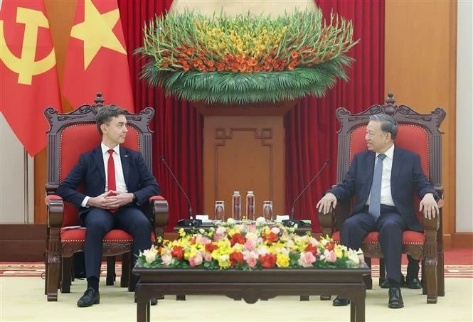 Party General Secretary To Lam (R) and EU Ambassador to Vietnam Julien Guerrier at their meeting in Hanoi on April 24. (Photo: VNA)