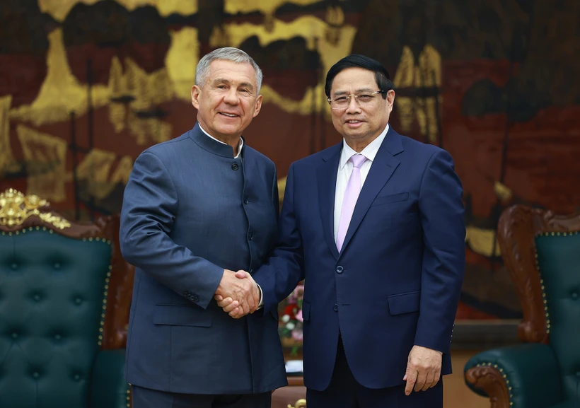 Prime Minister Pham Minh Chinh (R) and R.N. Minnikhanov, Head of the Republic of Tatarstan of the Russian Federation in Hanoi on March 21. (Photo: VNA)