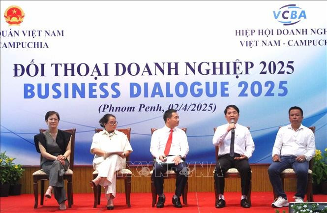 At the annual Vietnam-Cambodia business dialogue in Phnom Penh on April 4 (Photo: VNA)