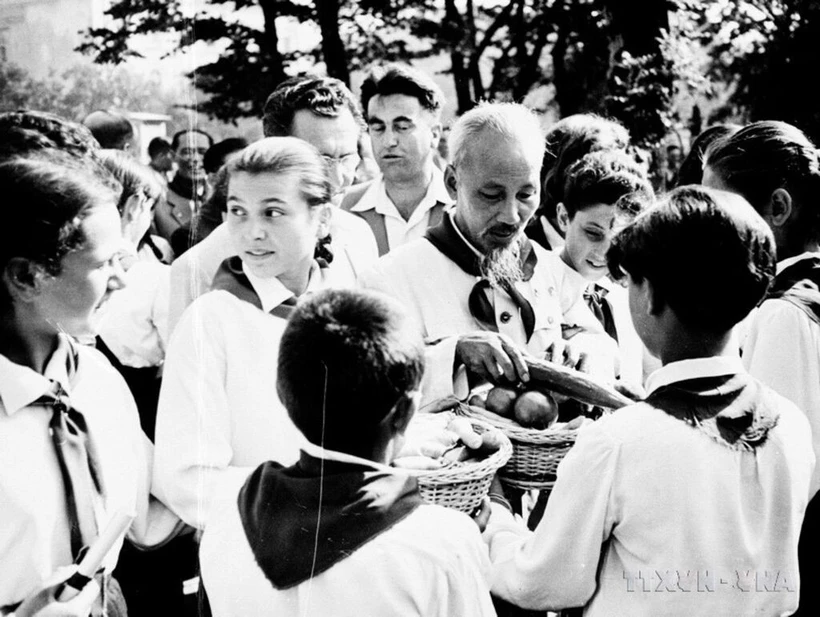 Teenagers in Sofia welcomed Vietnamese President Ho Chi Minh during his official visit to Bulgaria on August 16, 1957—a historic milestone in bilateral relations. (Photo: VNA) 