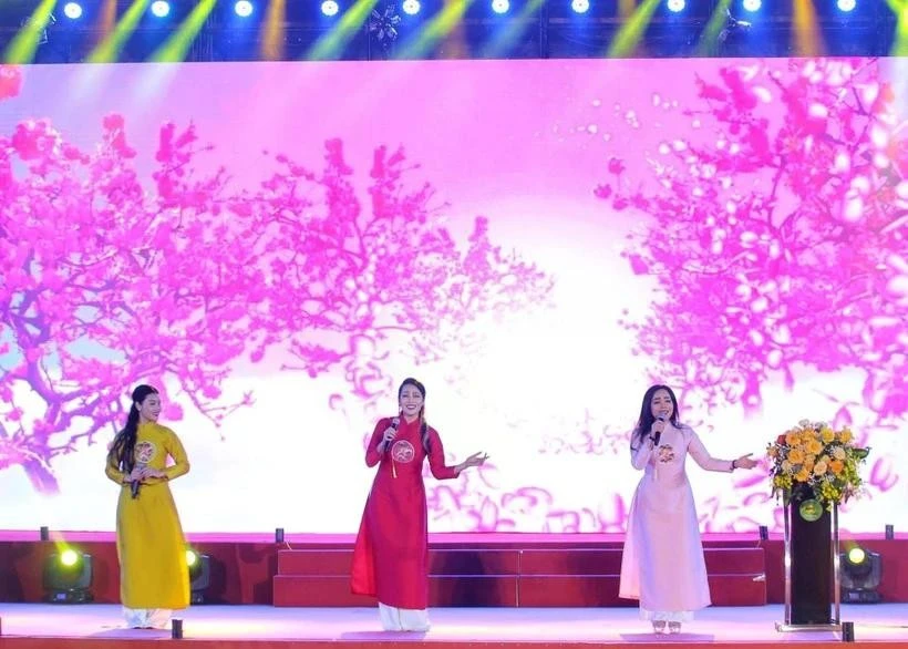 A performance programme at a Nguyen Tieu petry night event in 2023. (Photo: VNA) 