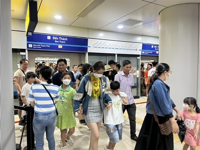 Passengers disembark at Ben Thanh station in District 1. (Photo: VNA) 