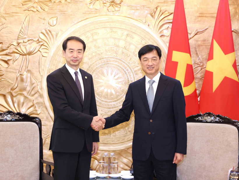 Politburo member and Chairman of the Communist Party of Vietnam Central Committee’s Inspection Commission Nguyen Duy Ngoc (R) and Chinese Ambassador to Vietnam He Wei in Hanoi on May 28. (Photo: VNA)