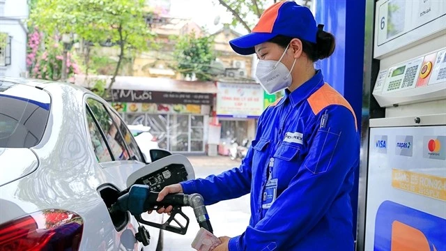 A worker at a fuel station in Hoan Kiem district, Hanoi. (Photo: VNA) 