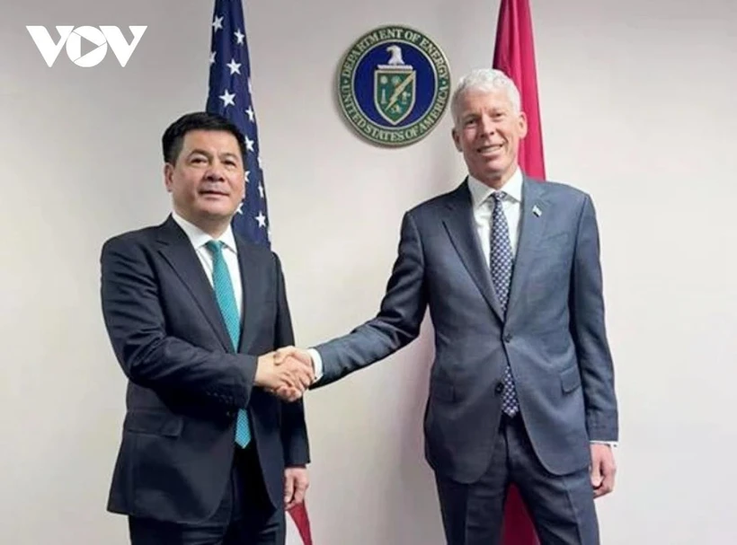 Minister of Industry and Trade Nguyen Hong Dien (L) and US Secretary of Energy Chris Wright in Washington D.C. on March 13. (Photo: VOV)