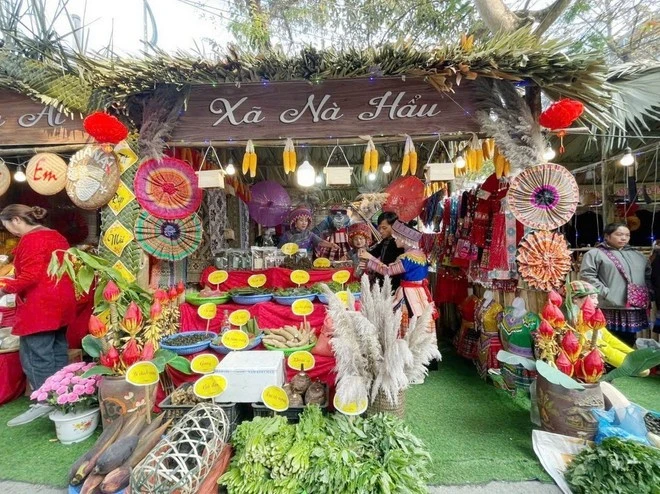 At the festival's traditional market featuring nearly 30 stalls offering local agricultural specialties. (Photo: VNA)