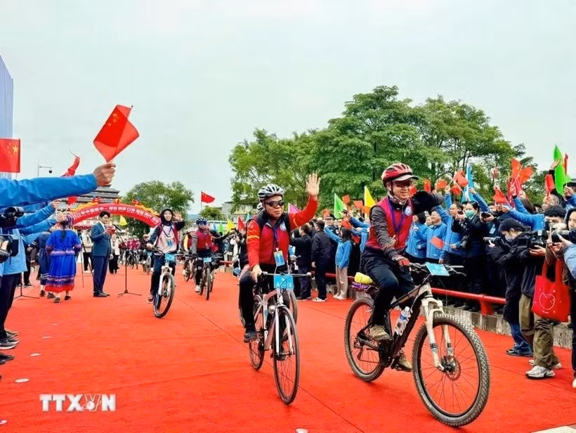The recent cross-border Vietnam-China friendship cycling race attracts hundreds of participants. (Illustrative photo: VNA)