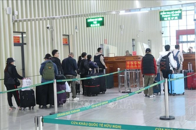 Passengers conduct immigration procedures at Huu Nghi International Border Gate in Lang Son province. (Photo: VNA)