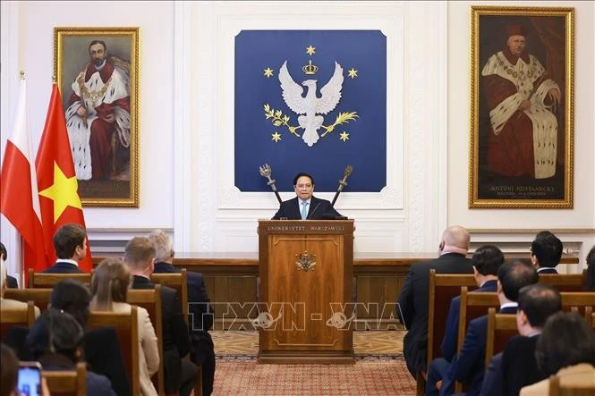 Prime Minister Pham Minh Chinh delivers a policy address at the University of Warsaw on January 17 during his official visit to Poland. (Photo: VNA)