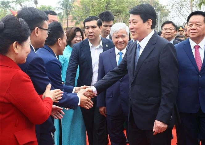 State President Luong Cuong (2nd from right) and participants of the festival honouring the traditional cultural values of the 54 ethnic groups held in Hanoi on February 15. (Photo: VNA)