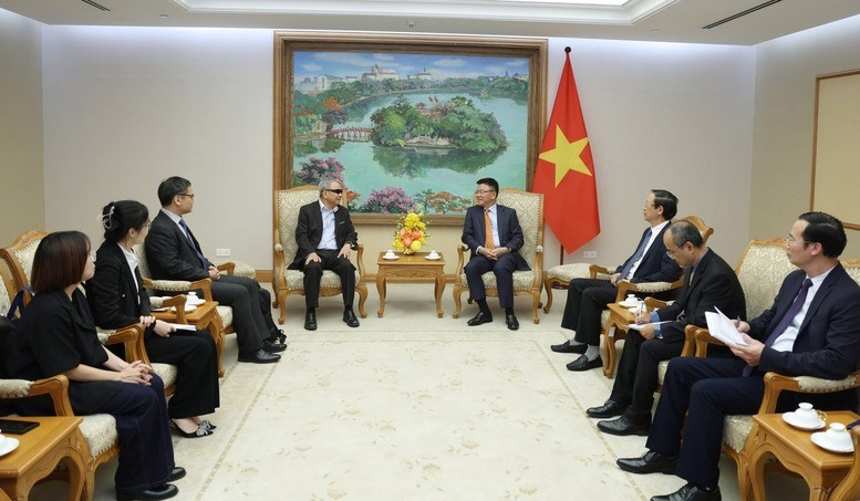 Deputy Prime Minister Le Thanh Long (R) and Pham Duc Trung Kien, President and Co- Founder of The Vietnam Foundation (VNF), at their meeting in Hanoi on May 12. (Photo: baochinhphu.vn)
