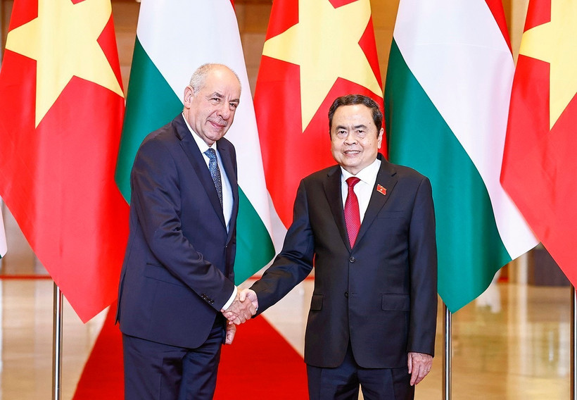 National Assembly Chairman Tran Thanh Man (R) and visiting Hungarian President Sulyok Tamas at their meeting on May 28 afternoon. (Photo: VNA)