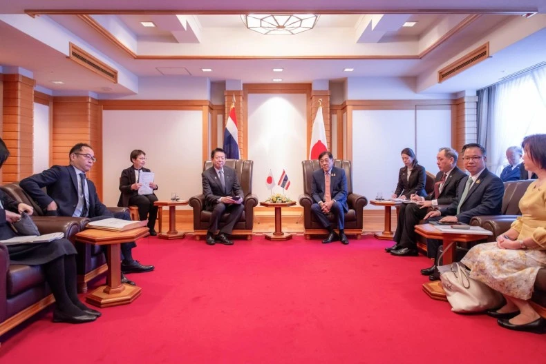 Finance Minister Pichai Chunhavajira (centre right) met with Japanese business executives during the BoI's recent roadshow in Tokyo. (Photo: Bangkok Post)