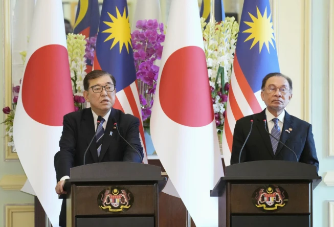 Japanese Prime Minister Shigeru Ishiba (L) and Malaysian Prime Minister Anwar Ibrahim at a joint press conference after talks on the outskirts of Kuala Lumpur on January 10, 2025. (Photo: Kyodo News)