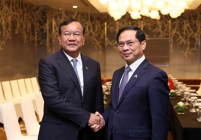 Vietnamese Deputy Prime Minister and Minister of Foreign Affairs Bui Thanh Son (R) and Cambodian Deputy Prime Minister and Minister of Foreign Affairs and International Cooperation Prak Sokhonn in Hanoi on February 25. (Photo: VNA)