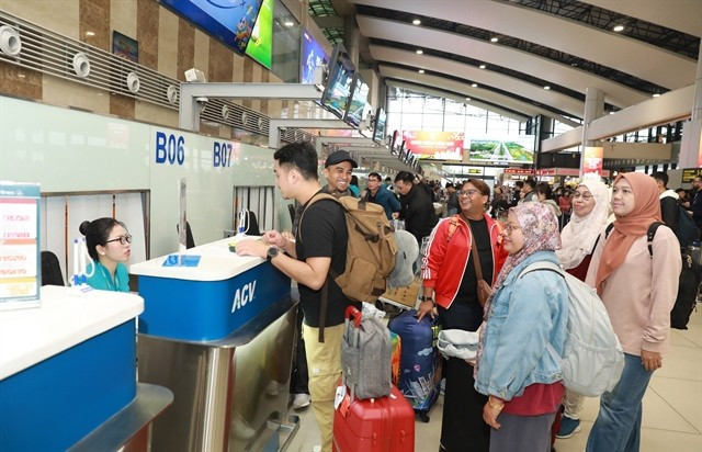 Passengers queue to check in at Noi Bai International Airport in Hanoi. (Photo: VNA)