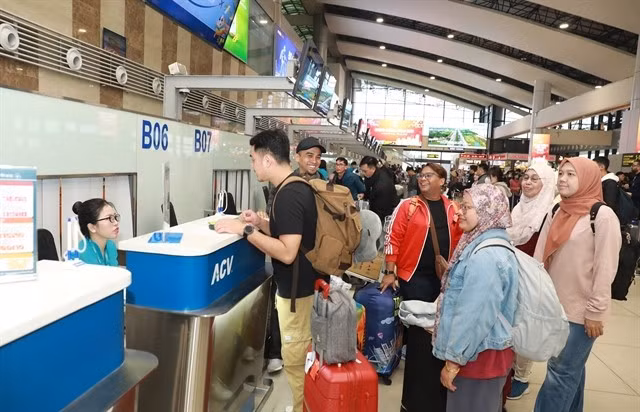 Passengers queue to check in at Noi Bai International Airport in Hanoi. (Photo: VNA)