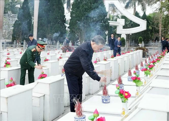 Party General Secretary To Lam offers incence at the graves of martyrs at the Vi Xuyen national martyrs’ cemetery. in Ha Giang province on February 5. (Photo: VNA) 