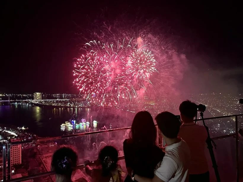 Tourists watch a fireworks display in Da Nang city (Photo: VNA)